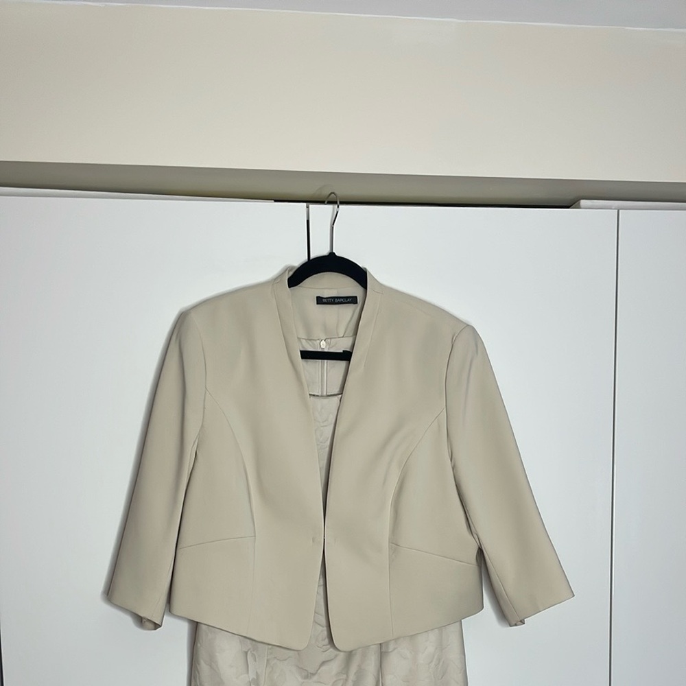 Interview Cream color jacket and short sleeved dress. Knee Haight size 12